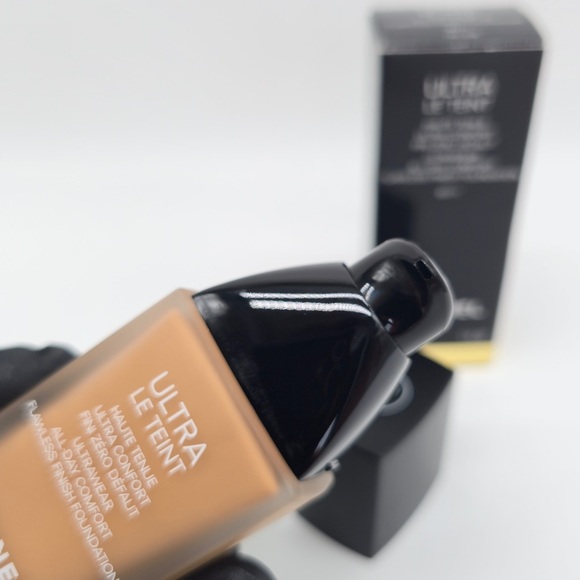 CHANEL Ultra Le Teint Foundation - Warm Tan-BD71 - Picture 2 of 3